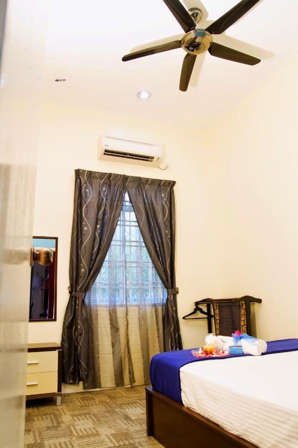 Homestay Hj Esmon Parit Raja Uthm Batu Pahat Bagian luar foto